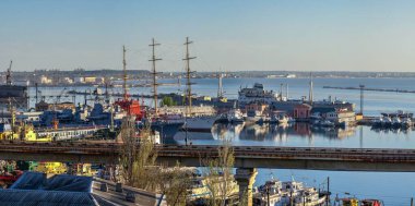 Odessa, Ukrayna 04.05.2021. Ukrayna, Odessa 'daki Pratik Liman manzarası güneşli bir bahar sabahı