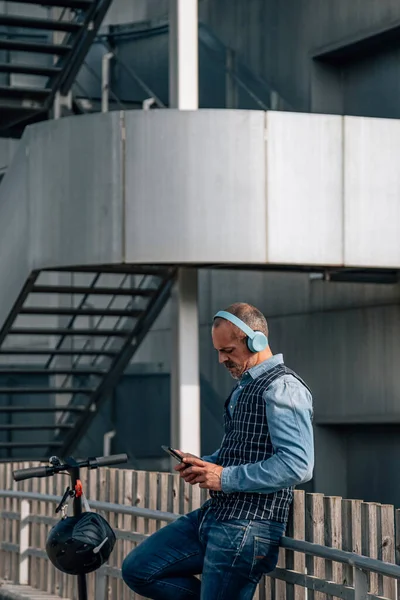 Uomo Affari Con Cuffie Che Guarda Smartphone Mentre Ascolta Musica — Foto Stock