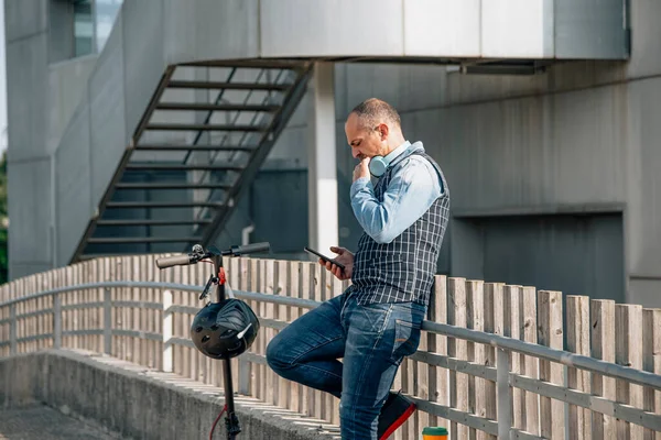 Genç Bir Işadamı Müzik Dinlemek Için Cep Telefonunu Kullanıyor — Stok fotoğraf