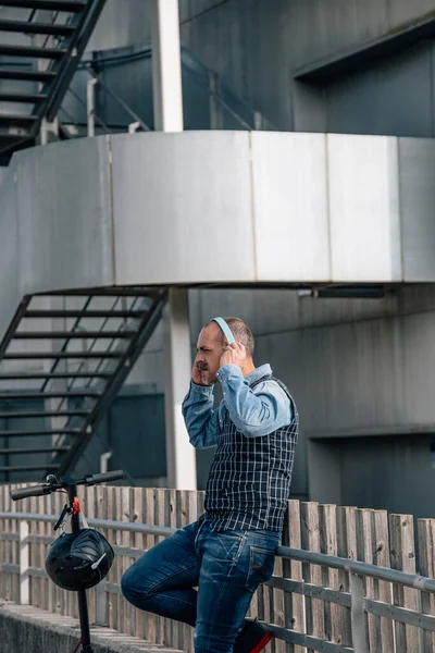 Kulaklıklı Akıllı Telefonlu Bir Adamı Müzik Dinliyor — Stok fotoğraf