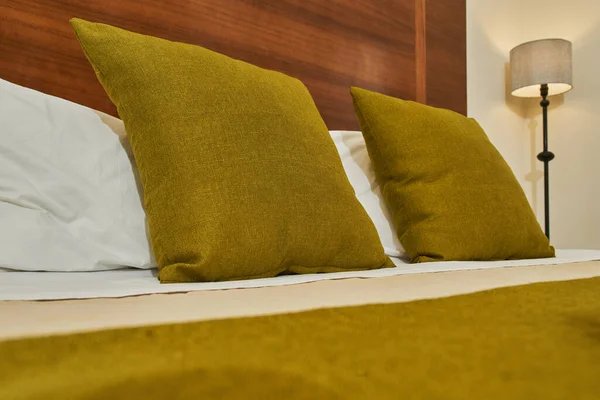 砂漠のコルとホテルの装飾された部屋で枕付きの素敵なベッド — ストック写真