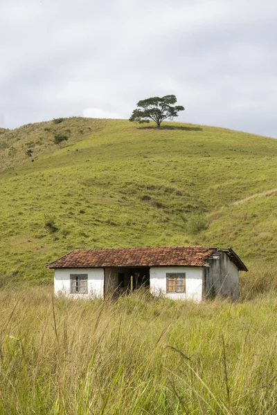 巴西里约热内卢农村牧场上的山下小房子 — 图库照片