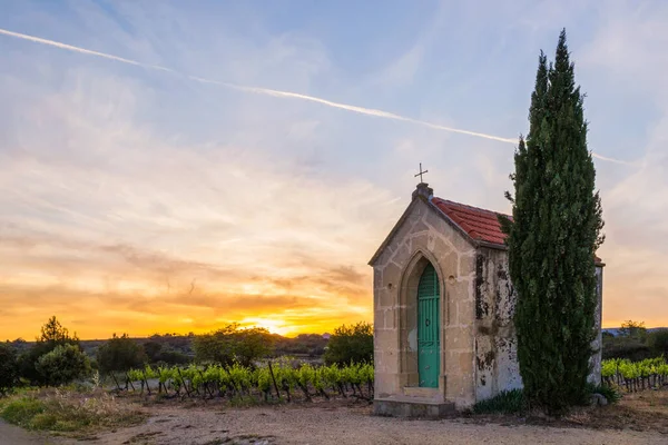 Steinmausoleum Bei Sonnenuntergang Neben Zypernbaum Mittelmeer — Stockfoto