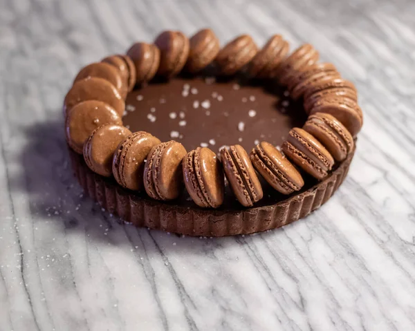 Arroz Ganache Chocolate Escuro Caramelo Salgado Com Macarons — Fotografia de Stock