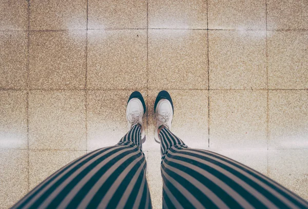 Πόδια Μιας Γυναίκας Που Περιμένει Στο Βαγόνι Του Μετρό — Φωτογραφία Αρχείου