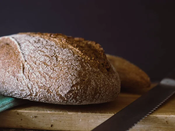 Chleb Pełnoziarnisty Krojony Drewnianej Desce Krojenia — Zdjęcie stockowe