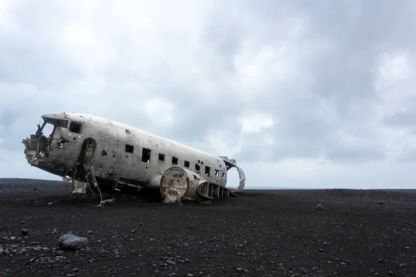 Escombros Avión Una Playa Arena Volcánica — Foto de Stock
