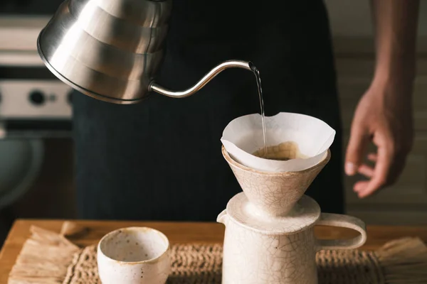 キッチンでのブルーイングポウローバーコーヒー 代替コーヒー製造プロセス — ストック写真