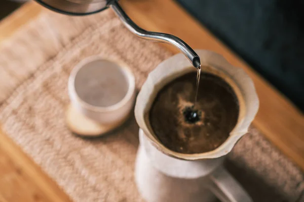 Gießen Von Heißem Wasser Auf Den Filtertropfer Pourover Kaffeemaschine Draufsicht — Stockfoto