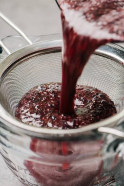 Meyve suları için ezilmiş yaban mersini.