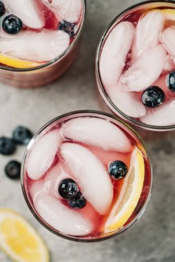 Üç bardak yabanmersinli limonatanın resmi.