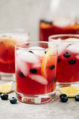 Yaban mersinli limonata natürmortu