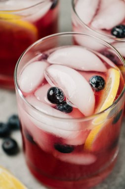 Yaban mersinli limonatanın yüksek açılı görüntüsü