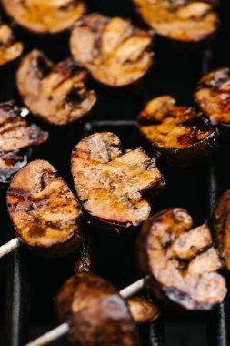 Izgarada marine edilmiş mantar şiş.