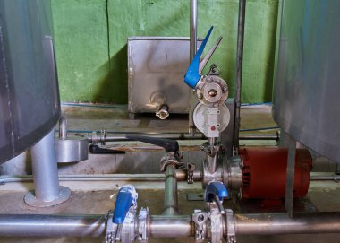 Tekila ve diğer ruhları damıtmak için paslanmaz çelik içecekler.