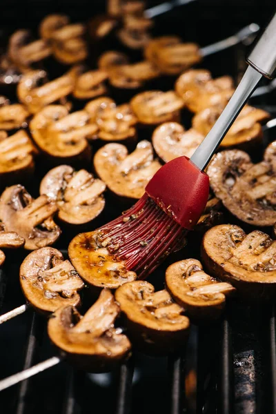 Spazzolare Marinata Sugli Spiedini Funghi Cremini — Foto Stock