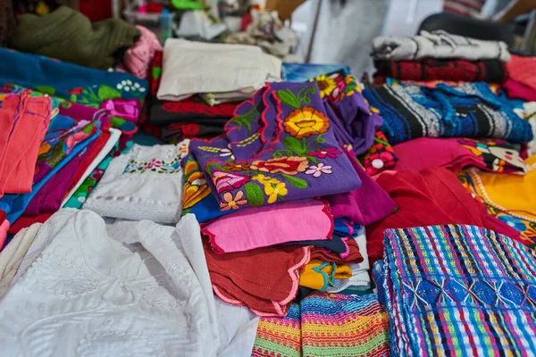 Tradycyjna Meksykańska Bluzka Ręcznie Tkana Przez Rzemieślników — Zdjęcie stockowe
