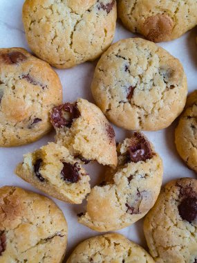 Bir demet yuvarlak altın çikolatalı kurabiye, bir tane kırık