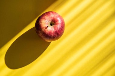 Sarı arka planda kırmızı elma. Sağlıklı gıda konsepti