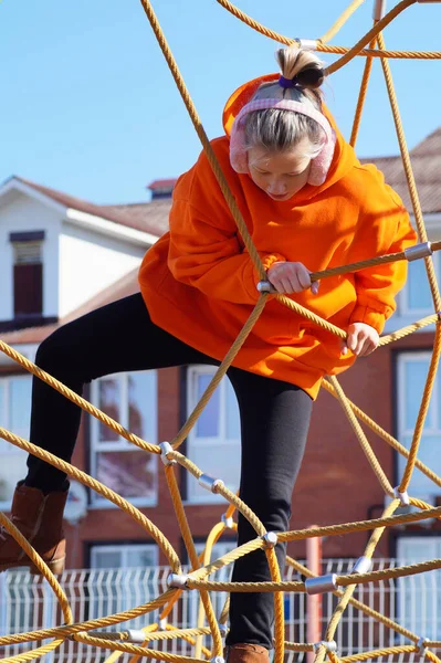 Teenage Girl Climbs Rope Horizontal Bar Yard — Stock Photo, Image