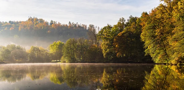 Jezioro Mgła Krajobraz Jesiennych Liści Odbicia Drzew Styrii Thal Austria — Zdjęcie stockowe
