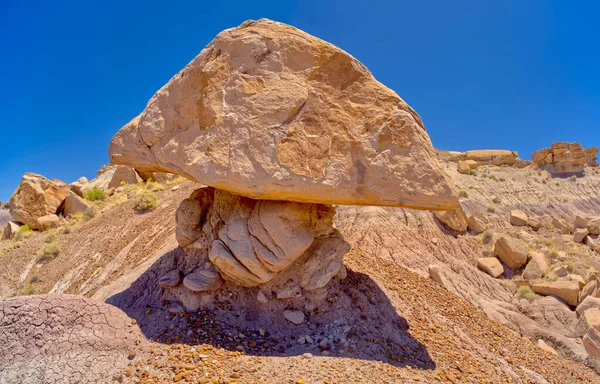 Una Roca Forma Triangular Balanceada Sobre Pedestal Ladera Keyhole Mesa —  Fotos de Stock