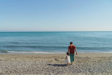 Baba ve kızı sahilde.