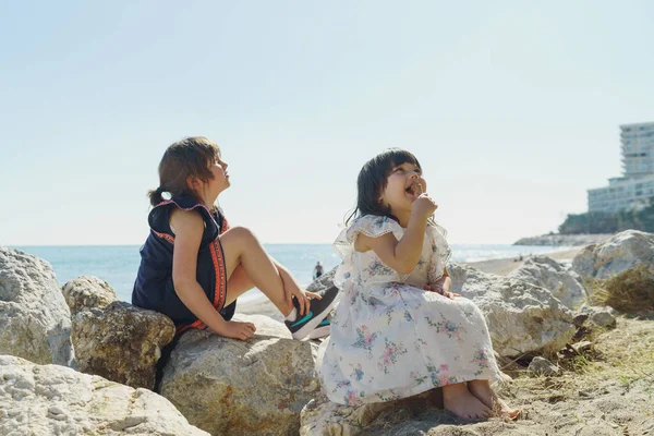 Two Little Girls Sitting Beach Sea — Stock Photo, Image