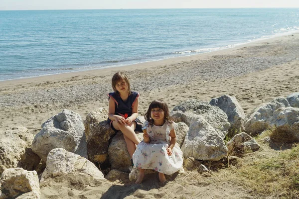 Two Little Girls Sitting Beach Sea — Stock Photo, Image