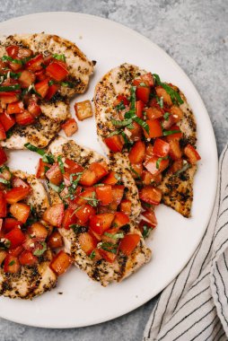 Izgara bruschetta tavuk göğsü domates ve fesleğenli