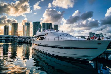 Limanın manzarası güzel Miami Florida deniz botu yaz gökyüzü...