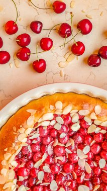 Mermer masadaki tavada vişneli turta. Kiraz ve badem