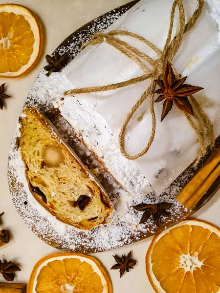 Ple Anason Yıldızlarıyla Portakal Dilimleriyle Şeker Tozuyla Bağlanmış — Stok fotoğraf
