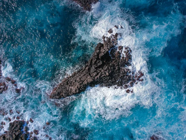 Vista Aérea Las Olas Del Mar Golpeando Rocas Volcánicas Negras —  Fotos de Stock