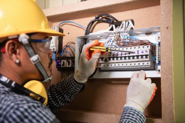 Elektrik mühendisi elektrik tesisatlarını test etti