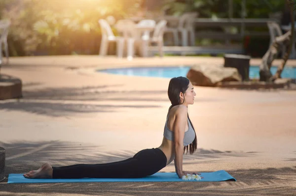 Lotus Pozisyonunda Bir Kadın Yoga Doğal Çekici Asyalı Kadın — Stok fotoğraf