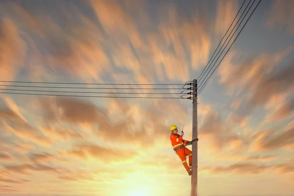 Elettricisti Lavorano Con Elettricità Alta Tensione — Foto Stock