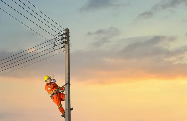 Elektrikáři Pracují Elektřinou Vysokého Napětí — Stock fotografie