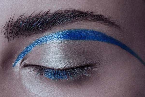 Piękne Ujęcie Makro Kobiecego Makijażu Oczu Niebieskie Oko Kreatywny Makijaż — Zdjęcie stockowe