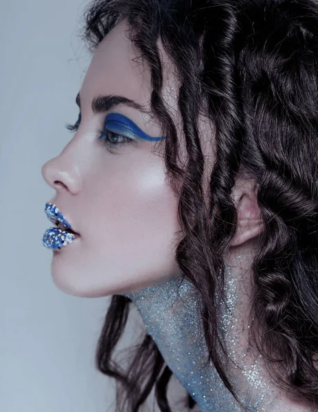 Hermosa Mujer Sirena Morena Con Azul Creativo Maquillaje Brillo Joyas — Foto de Stock