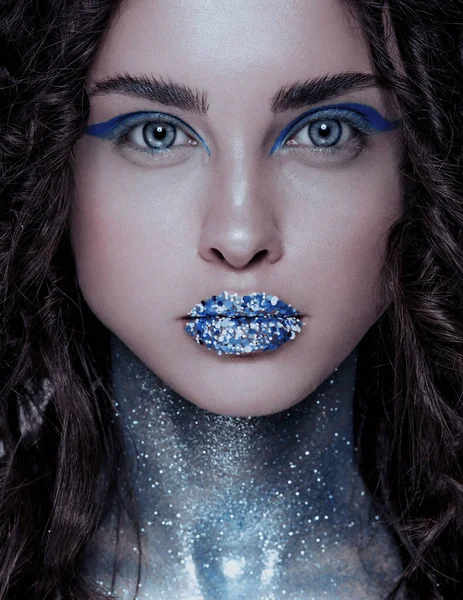 Hermosa Mujer Sirena Morena Con Azul Creativo Maquillaje Brillo Joyas — Foto de Stock