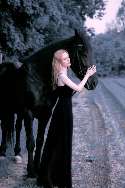 Krásná Mladá Blondýnka Černých Šatech Jízda Černém Koni Tmavá Pochmurná — Stock fotografie