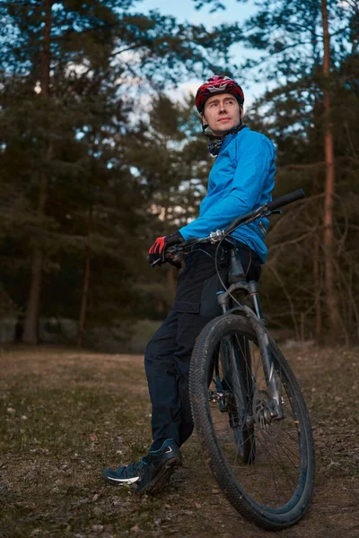 Man Wearing Bicycle Helmet Standing Forest Spending Free Vacation Time — Stock Photo, Image