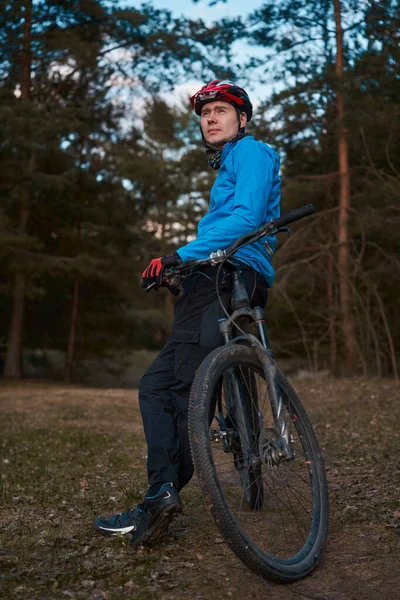 Man Wearing Bicycle Helmet Standing Forest Spending Free Vacation Time — Stock Photo, Image