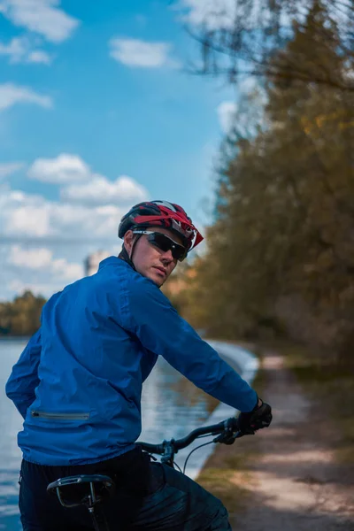 Man Wearing Bicycle Helmet Standing Forest Spending Free Vacation Time — Stock Photo, Image