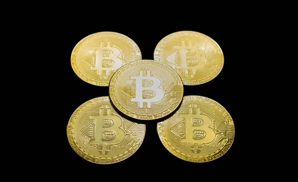 Bitcoin Btc Crypto Valuta Gouden Munten Zwarte Achtergrond Nieuwe Virtuele — Stockfoto