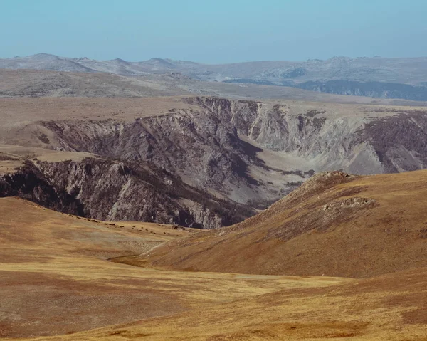 Yüksek Dağlık Çöl Dağ Zirvelerinin Manzarası — Stok fotoğraf