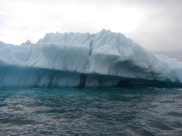 Roccia Glaciale Artica Nel Mare — Foto Stock