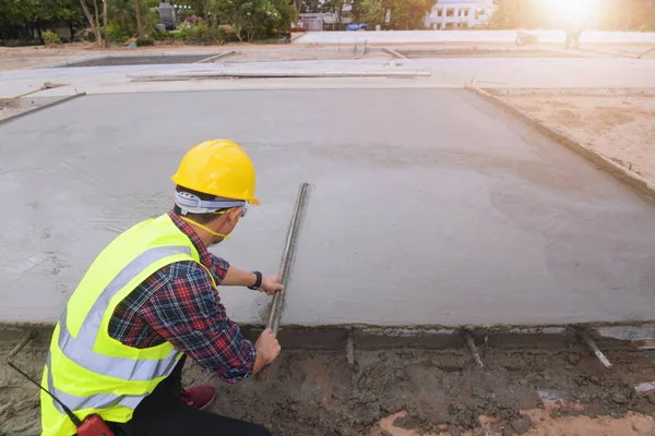 Worker Aligning Frsh Cement Construction Filed — Stock Fotó