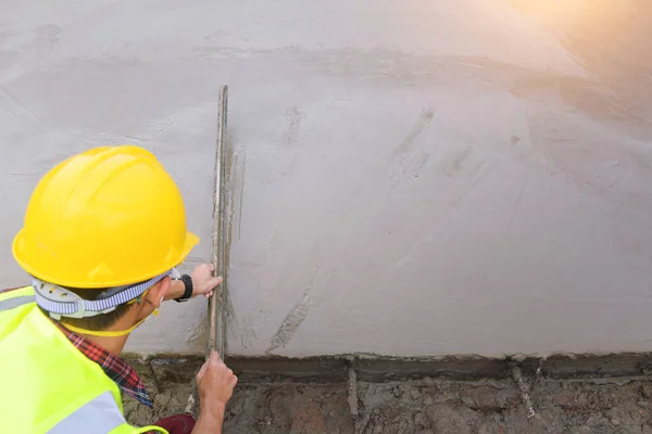 Worker Aligning Frsh Cement Construction Filed — Stock Fotó